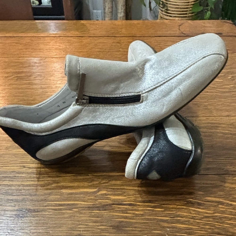 Donald Pliner Women’s 7N Silver & Black Metallic Leather Slip-On Sneakers – EUC - Picture 3 of 10